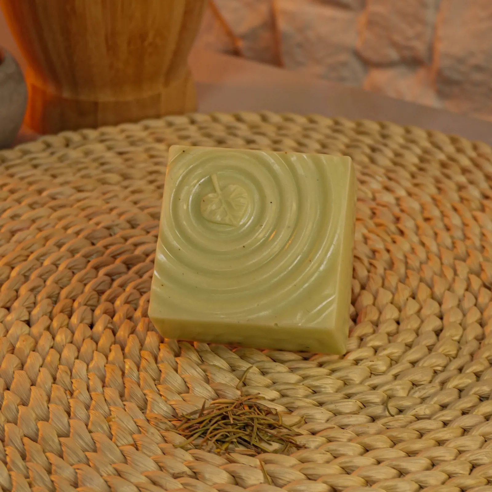 Hades – jabón artesanal de romero y aceite de árbol de té hecho a mano en Cali